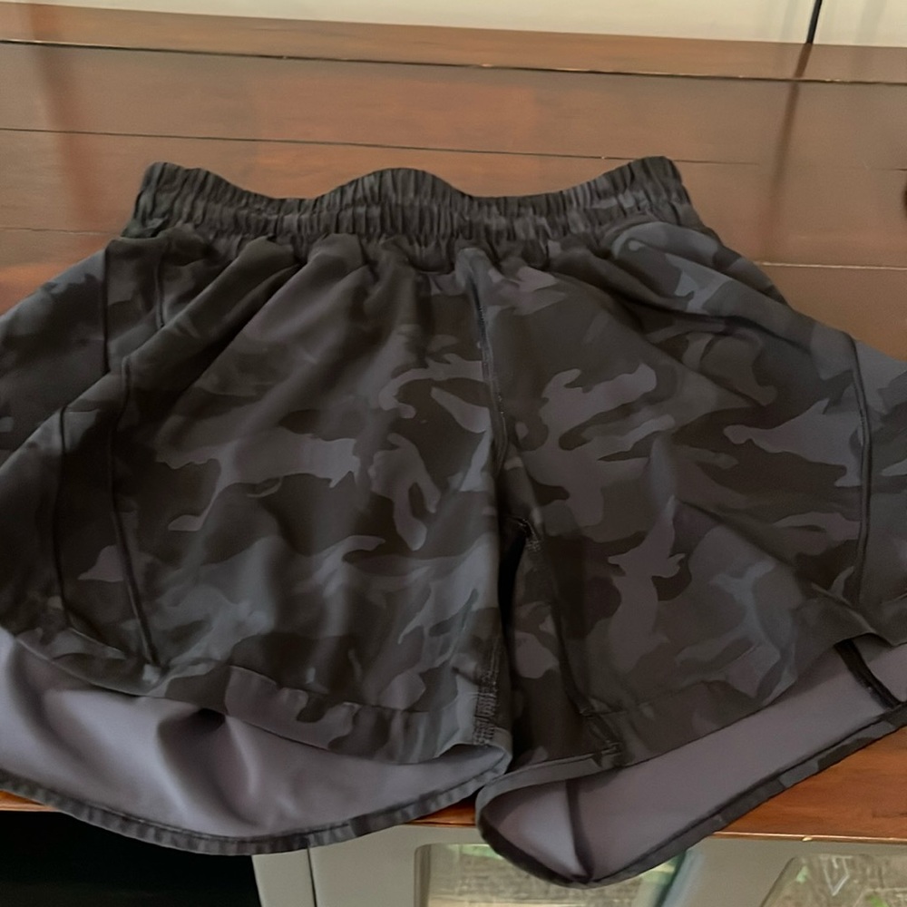 Lulu lemon shorts size 4 5inch camo black